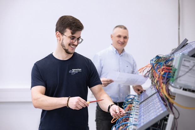 Männlicher Lehrling bei der Arbeit | Credit: Sprecher Automation