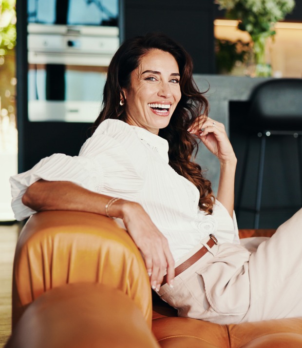Entspannte Frau auf der Couch | Credit: iStock.com/Jacob Wackerhausen