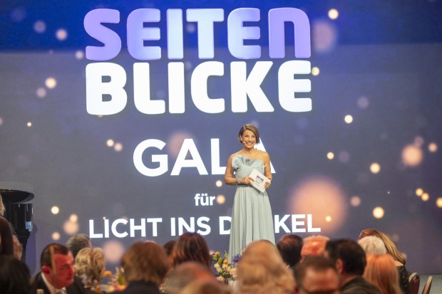 Auf der Bühne mit Mikrofon