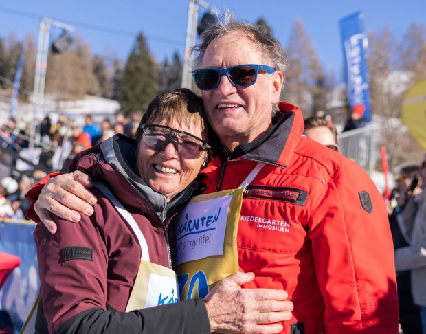 Annemarie Moser-Pröll und Franz Klammer umarmen sich bei einem Charity-Legenden-Rennen in Bad Kleinkirchheim
