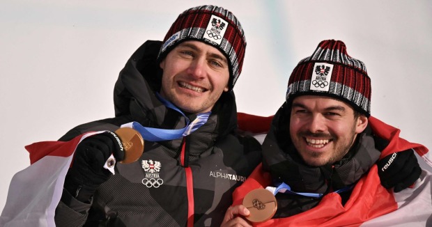 Medaillenspiegel Olympia 2026 Österreich – Alessandro Hämmerle (l.) und Jakob Dusek gewinnen Gold und Bronze im Snowboard