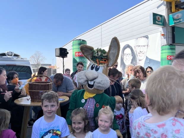 Radio Steiermark-Osterhase STUPSI umringt von zahlreichen jungen Fans auf der Radio Steiermark-Ostertour