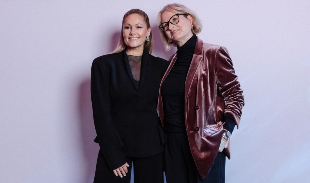 Porträt von Helene Fischer und Andrea Schröder nebeneinander stehend