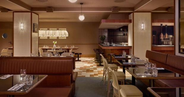 Restaurant mit Tischen und Einrichtung in Brauntönen