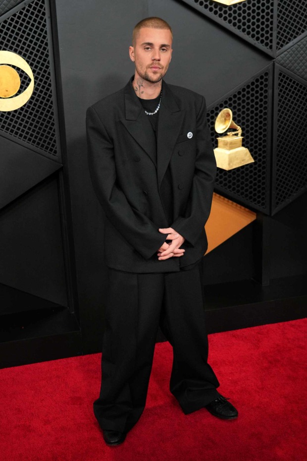 Justin Bieber im schwarzen Oversize-Anzug auf dem roten Teppich bei einer Award-Show