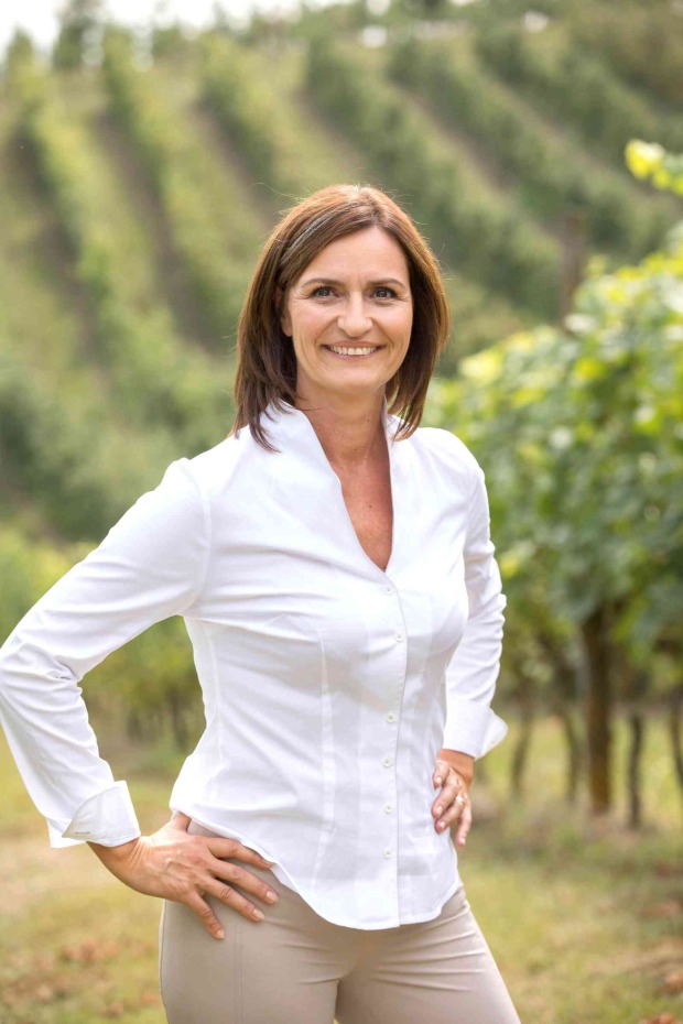 Maria Sauer, Geschäftsführerin der Krebshilfe Oberösterreich, im Freien vor Weinbergen