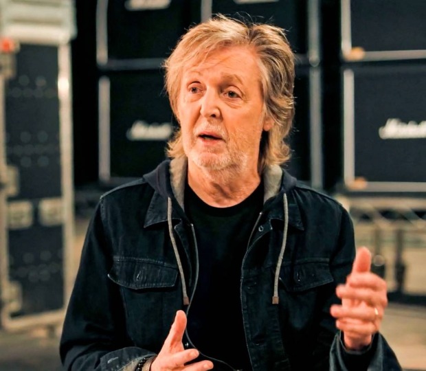 Paul McCartney in dunkler Kleidung bei einem Interview oder Proberaum