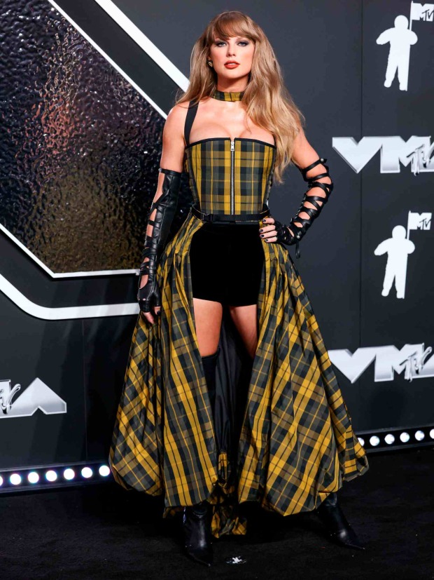 Taylor Swift in auffälligem Outfit bei einem Event mit schwarzem und kariertem Design