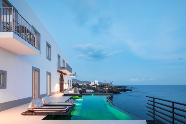 Terrasse mit Whirlpool und Sitzgelegenheiten mit Blick auf das Meer