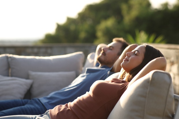 Paar beim gemeinsamen Entspannen | Credit: Pheelings media/Shutterstock