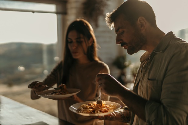 Pärchen beim gemeinsamen Pasta-Essen | Credit: La Famiglia/Shutterstock