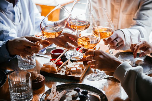 Gesellige Tischrunde beim gemeinsamen Essen | Credit: fornStudio/Shutterstock