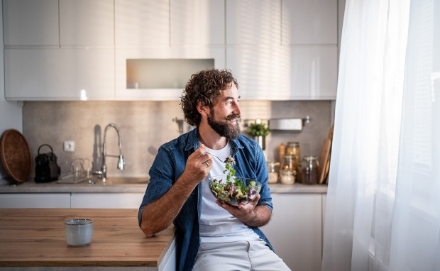 Mann beim Salatessen | Credit: Migma__Agency/Shutterstock