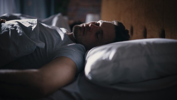 Mann beim Schlafen | Credit: Gorodenkoff/Shutterstock