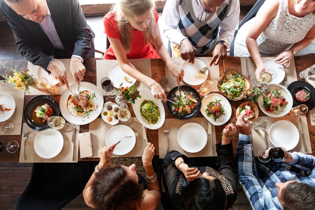 Tischrunde beim Essen | Credit: Rawpixel.com/Shutterstock