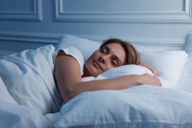 Frau schläft friedlich | Credit: New Africa/Shutterstock