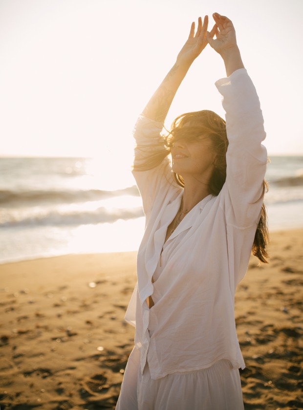 Frau am Strand | Credit: polinaloves/Shutterstock