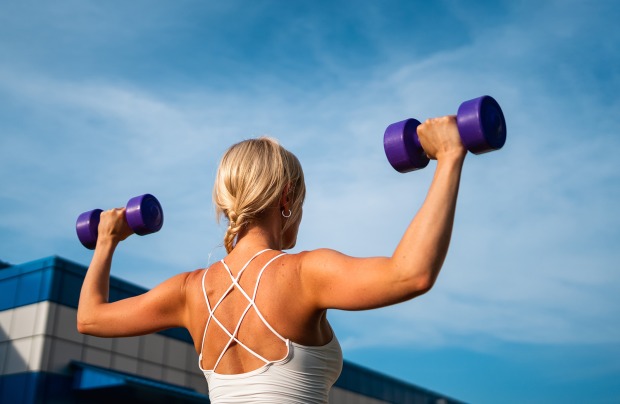Frau beim Krafttraining | Credit: Troyan/Shutterstock