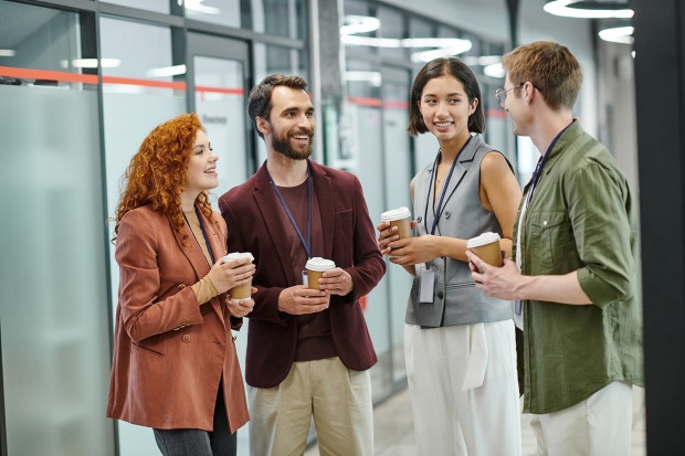 Weibliche und männliche Mitarbeiter bei gemeinsamer Kaffeepause | Credit: LightField Studios/Shutterstock