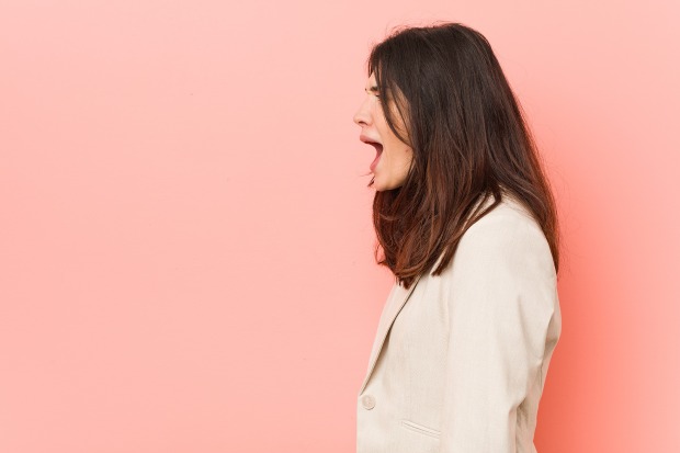 Frau bei Sprechübungen | Credit: Asier Romero/Shutterstock