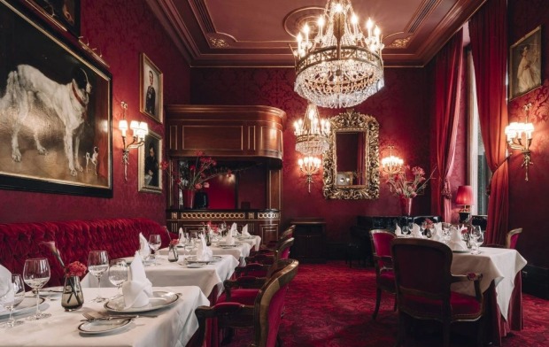 Blick in Restaurant mit gedeckten Tischen