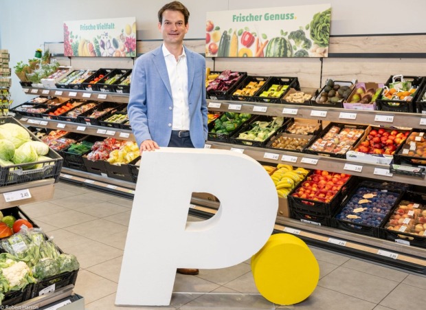 Porträt stehend mit großem Markenlogo