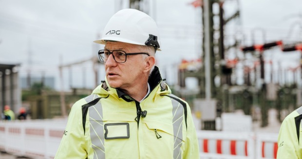 Gerhard Christiner, Vorstandssprecher von Austrian Power Grid (APG) trägt eine gelbe Warnweste, ein weißen Schutzhelm und eine Brille.