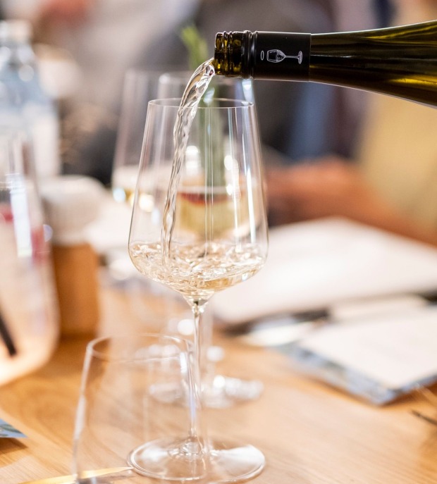 Flasche Weisswein und Gläser