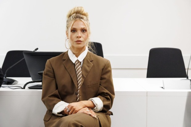 Anja Windl alias „Klima-Shakira“ sitzt im Wiener Straflandesgericht in einem eleganten braunen Hosenanzug mit Krawatte und strengem Dutt vor Gericht.