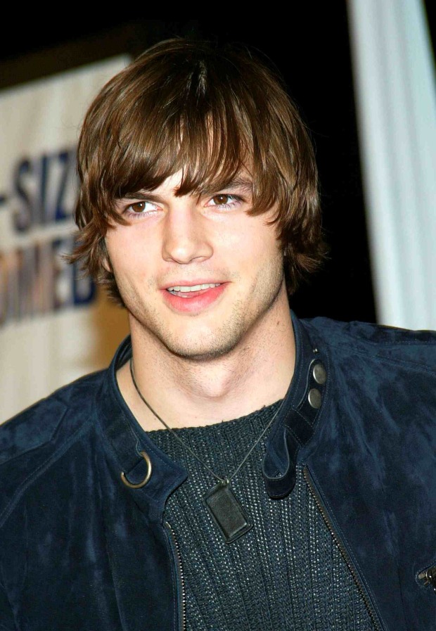 Junger Ashton Kutcher mit langen Haaren und dunkler Jacke bei einem Event im Jahr 2003.