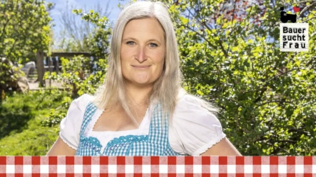 „Bauer sucht Frau“-Kandidatin Michaela aus Niederösterreich im Dirndl auf ihrem Reitstall in der neuen Staffel von „Bauer sucht Frau“