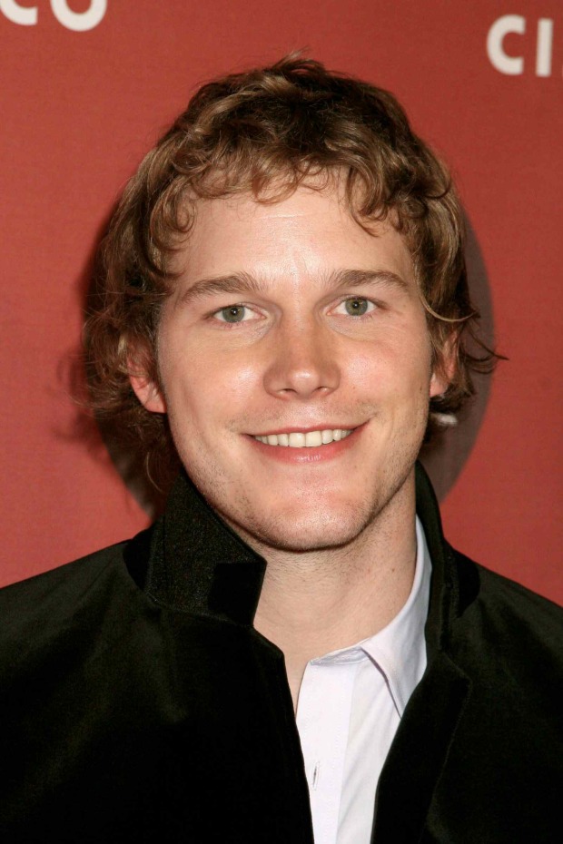 Junger Chris Pratt mit lockigen Haaren und breitem Lächeln bei einem Event im Jahr 2006.