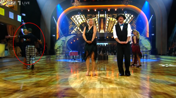 Danilo Campisi und Corinna Kamper küssen sich bei „Dancing Stars“ im ORF-Ballroom im Hintergrund der Live-Show. Der erste TV-Kuss des heutigen Ehepaares wurde damals von den Kameras festgehalten.