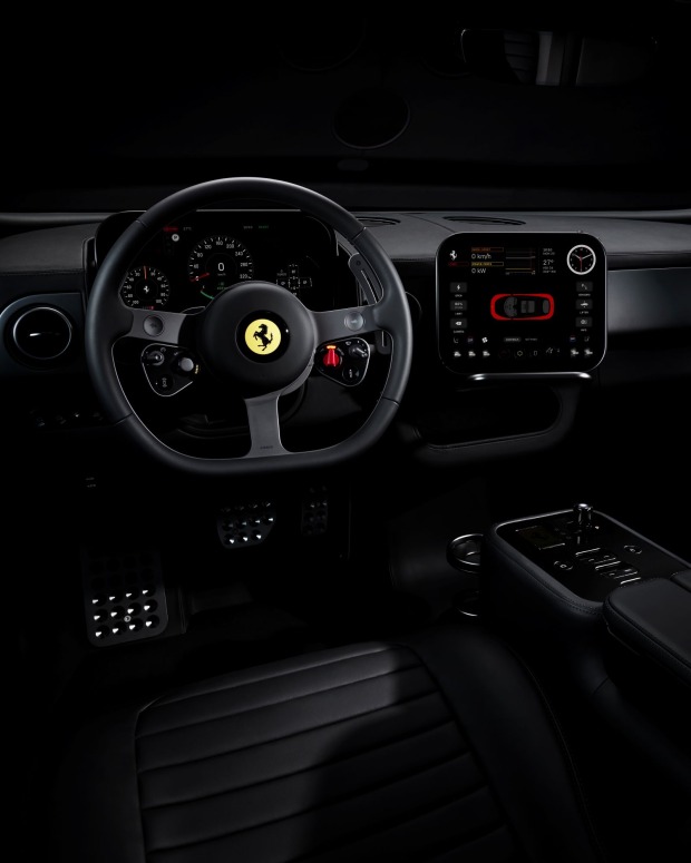 Ferrari Luce Innenraum Cockpit Elektroauto Display Lenkrad Design Ferrari