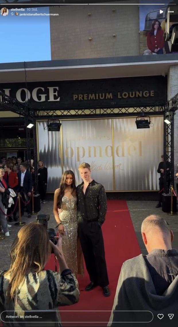 Luis und Stella posieren gemeinsam auf dem roten Teppich beim GNTM-Finale 2026. Die beiden ehemaligen Kandidaten von Germany's Next Topmodel 2026 zeigen sich erstmals öffentlich als Paar.