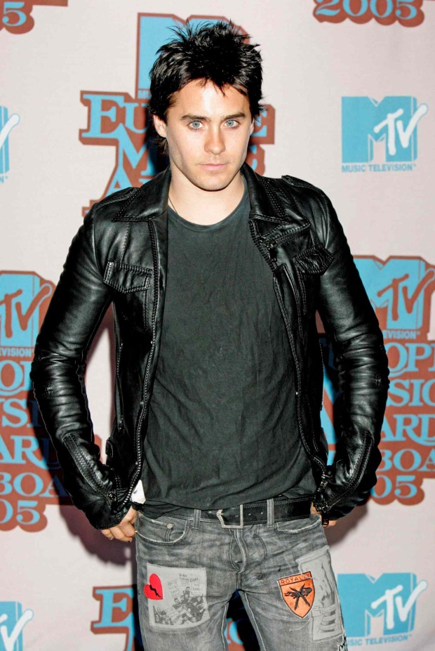 Junger Jared Leto mit schwarzer Lederjacke und stacheliger Frisur bei den MTV Europe Music Awards 2005.
