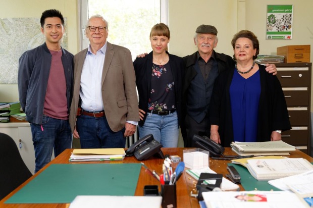 Aaron Le (l-r), Peter Lerchbaumer, Katja Danowski, Tilo Prückner und Swetlana Schönfeld bei Dreharbeiten zu einer TV-Produktion. Die Schauspielerin wurde vor allem durch ihre Rolle im Leipziger „Tatort“ bekannt.