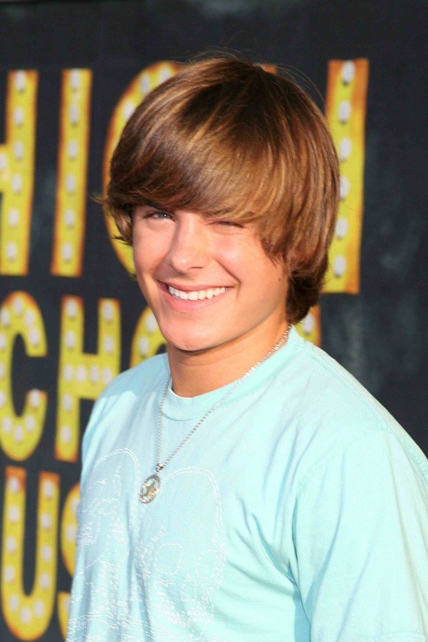 Junger Zac Efron mit langer Teenie-Frisur und türkisfarbenem Shirt bei einem Event im Jahr 2006.