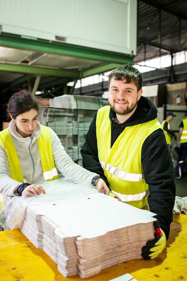 Ein Mann und eine Frau bei der Arbeit bei Jugend am Werk | Credit: Jugend am Werk Steiermark/Miriam Raneburger