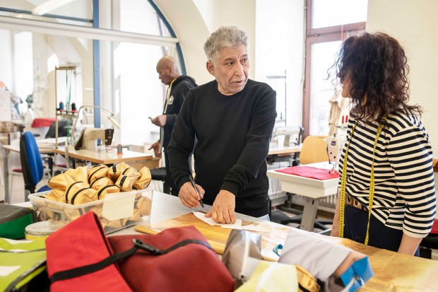 Zwei Mitarbeiter:innen bei der Arbeit | Credit: Jugend am Werk Steiermark/Miriam Raneburger