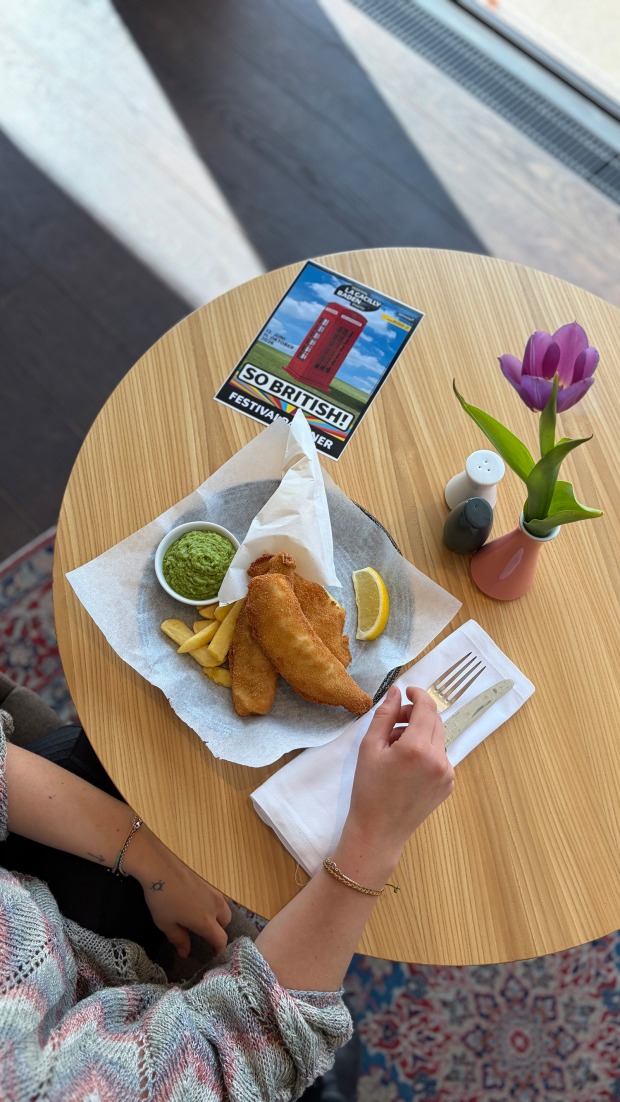 Frau beim Essen an einem Hoteltisch | Credit: At the Park Hotel