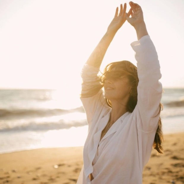 Frau am Strand | Credit: polinaloves/Shutterstock