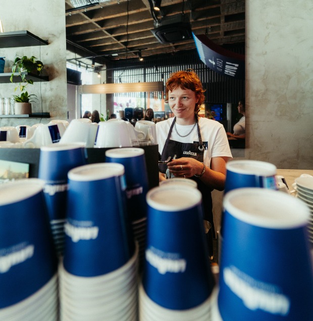 Barista bei der Arbeit | Credit: Luis Gangssloserr