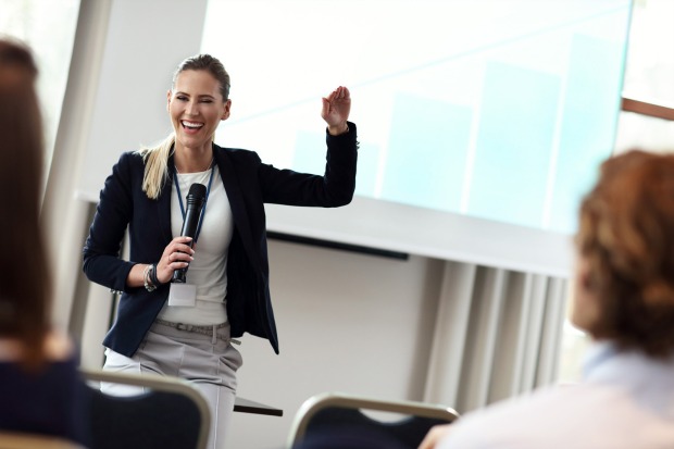 Junge Fachtrainerin beim Unterrichten | Credit: Trainingday