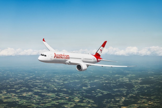 Flugzeug in der Luft, darunter Landschaft
