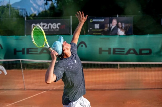 Porträt am Tennisplatz