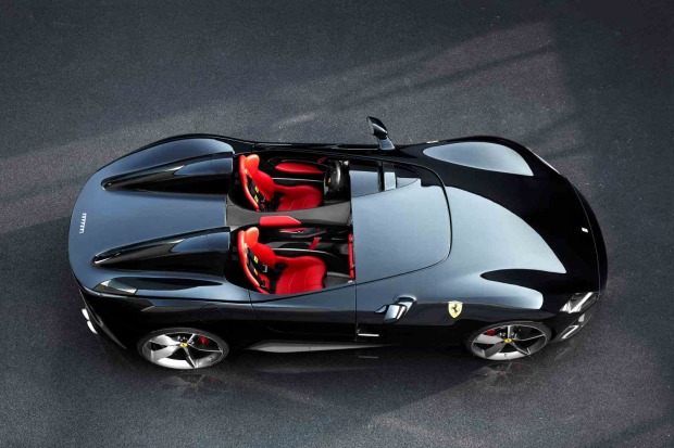 Schwarzer Ferrari Monza SP2 mit roten Sitzen in der Draufsicht.