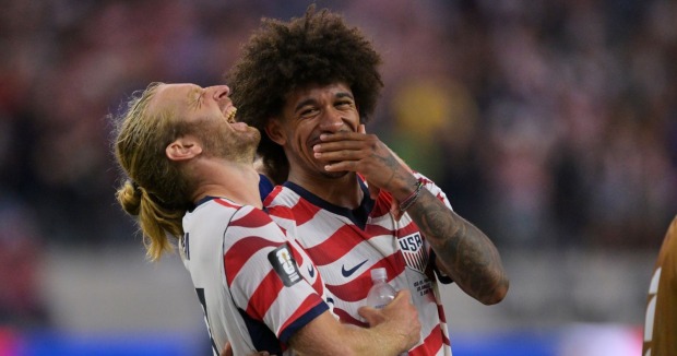Tim Ream (links) und Chris Richards (USA) feiern am Freitag, den 12. Juni 2026, in Inglewood, Kalifornien, nahe Los Angeles, einen Sieg gegen Paraguay im WM-Gruppenspiel der Gruppe D. (AP Photo/Jayne Kamin-Oncea)