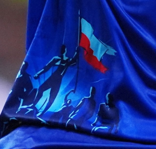 Detailaufnahme des Haiti-Trikots mit Illustration einer historischen Schlacht und Flagge, FIFA verbietet das WM-Trikot wegen politischer Symbolik.
