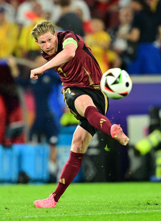 Kevin De Bruyne schießt im Trikot der belgischen Nationalmannschaft auf das Tor.